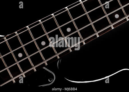 Bass Gitarre auf schwarz Zusammenfassung Hintergrund Elite Musik Stockfoto