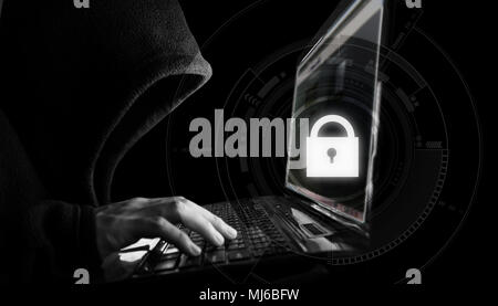 Internet Netzwerk Sicherheit System. Hacker in Schwarz mit Computer laptop Hoodie Stockfoto