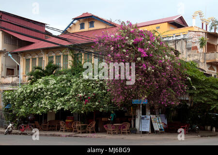 Kampot Kambodscha Jan 21 2018, street scene, wo Französisch kolonialen Gebäuden in Cafe umgewandelt wurden. Stockfoto