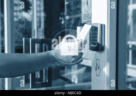 Hand mit Sicherheit Key Card Scanning die Tür zu betreten privater Gebäude öffnen. Haus- und Sicherheitssystem Stockfoto