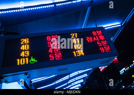 Bus Stop-LED Anzeigetafel mit beleuchteten Strecke zahlen und Zeit, Busan, Südkorea Stockfoto