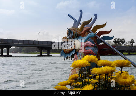 Touring in Farbe auf den Perfume River an Bord der lokalen Boot mit Drachenkopf führend Stockfoto