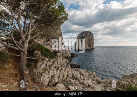 Blick auf Capri (Kampanien, Italien) typische Faraglioni (Meer Stapeln) Stockfoto