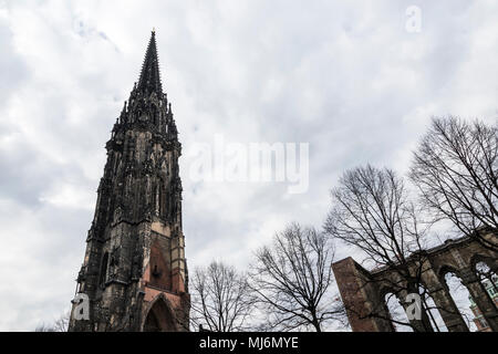 Hamburg, Deutschland. Bleibt der neugotischen Kirche St. Nikolaus (St.-Nikolai-Kirche). Das höchste Gebäude der Welt von 1874 bis 1876 und jetzt ein Stockfoto