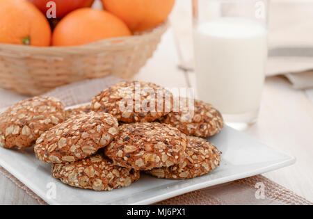 Stillleben mit Vollkorn Cookies, Milch und Obst Stockfoto