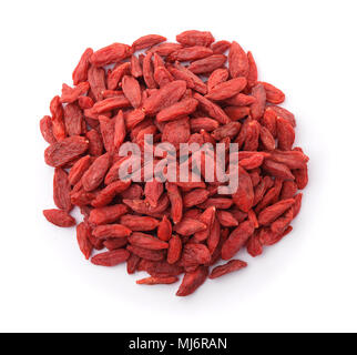 Blick von oben auf die Goji Beeren isoliert auf weißem Stockfoto