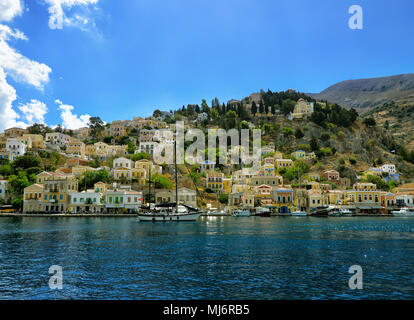 Bunte Häuser auf Symi Insel. Griechenland. Stockfoto