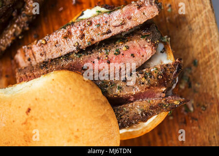 In Scheiben geschnitten Angus Steak mit Kräuterbutter, auf Brötchen serviert mit Meerrettichsauce Stockfoto