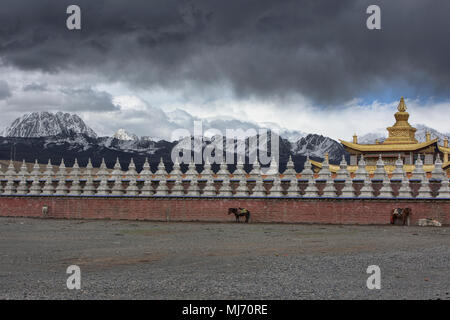 Muya Golden Tower und Yala Snow Mountain nach einem Sturm, Tagong, Sichuan, China Stockfoto