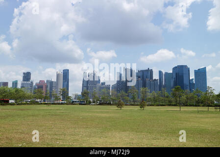 Singapur/Singapur - 9. April 2018: die Autos und Busse im Stau an einer viel befahrenen Kreuzung in Singapur mit der Singapur Geschäftsviertel klemmt Stockfoto