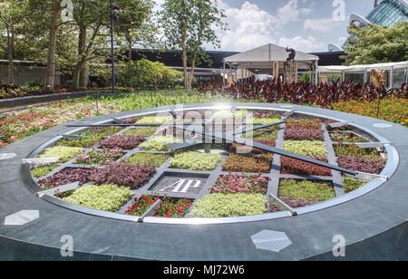 Singapur/Singapur - 9. April 2018: Eine funktionierende Uhr von Blumenbeeten erstellt und von uhrmacher Audemars Piguet entwickelt, strahlend in der Sonne gemacht Stockfoto