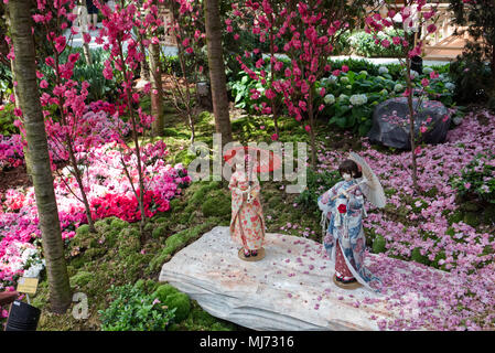 Singapur/Singapur - 9. April 2018: Die japanischen Figuren sind in die Blume Dome in den Gärten, die in der Bucht von Singapur als Teil einer Sakura (c Stockfoto
