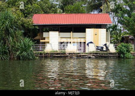 Alappuzha, Kerala/Indien - 15 April 2018: Eine moderne indische Haus an den Ufern der Wasserstraßen von Alappuzha im Wasser spiegelt. Stockfoto