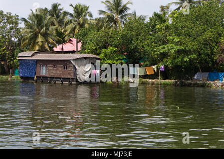 Alappuzha, Kerala/Indien - 15. April 2018: ein Tourist House Boat wird zu einem von den Ufern der Alappuzha Wasserstraßen angedockt. Stockfoto