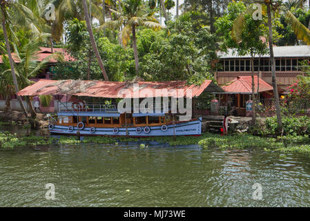 Alappuzha, Kerala/Indien - 15. April 2018: Ein traditionelles Haus Boot ist mit Touristen auf dem Wasserwege in Alappuzha. Stockfoto