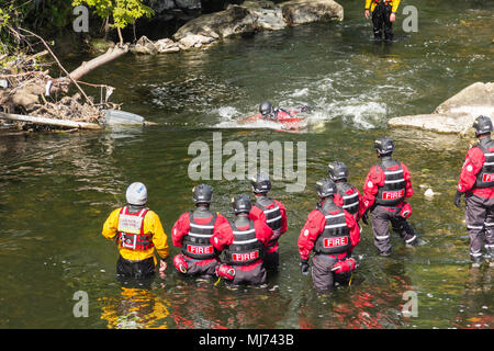 Mitglieder von Greater Manchester Feuer- und Rettungsdienst unternehmen Wasserrettung Ausbildung in den Fluss Irwell in der Nähe von Grate Activity Center, Bury Stockfoto