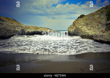 Detail von sarakiniko Strand, Insel Milos, Griechenland, an einem windigen Tag Stockfoto