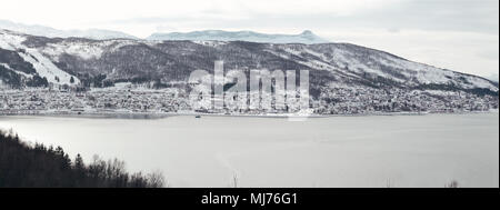 Panorama Norwegen Ankenes, von Narvik Seite der Bucht, an einem Wintertag, viele Häuser an der Bergseite Stockfoto