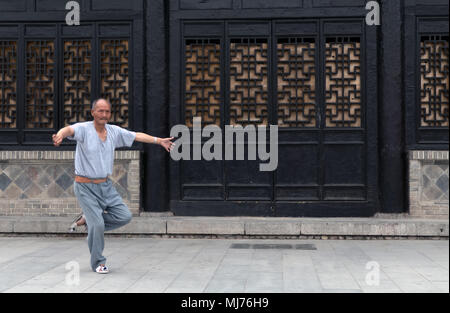 Alte Chinesen üben von tai chi Kampfkunst für gute Gesundheit und Wellness. Älteren asiatischen Menschen Ausbildung und Arbeiten für Wohlbefinden und Fitness i Stockfoto