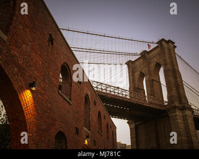 Brooklyn Bridge und brik Wand Stockfoto