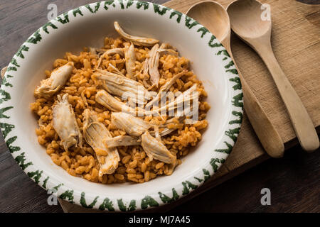 Huhn mit Bulgur Reis auf einem Holz- Oberfläche. Stockfoto