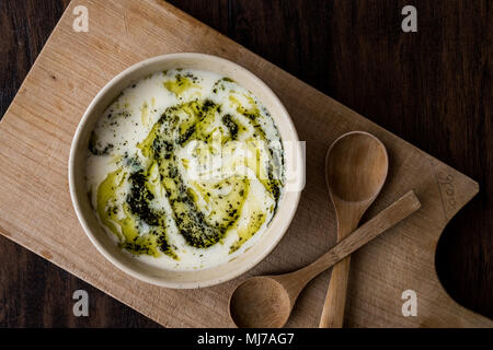 Türkische Yayla oder Joghurt Suppe mit mint Sauce (Tzatziki) auf einer hölzernen Oberfläche Stockfoto