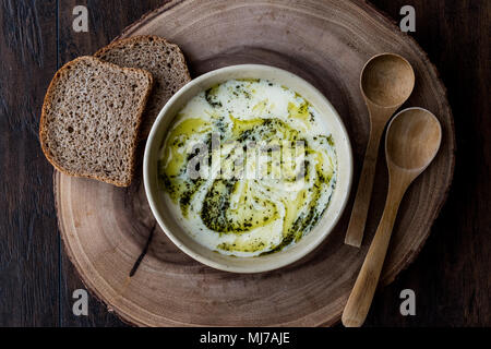 Türkische Yayla oder Joghurt Suppe mit mint Sauce (Tzatziki) auf einer hölzernen Oberfläche Stockfoto