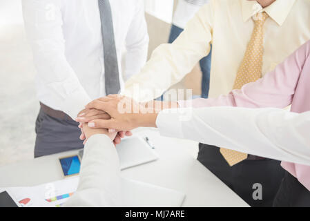 Business Teamarbeit Konzept. Geschäftsleute in Hand Teamgeist im Arbeitsplatz. Power zum Erfolg. Bild zum Text Nachricht hinzufügen. Hintergrund für Design Stockfoto