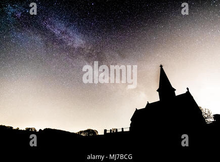 Die majestätischen Milchstraße steigen über St Andrew's Church, Blubberhouses, North Yorkshire Stockfoto