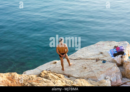 Rückansicht eines alten Mannes am Meer, Skiathos, Griechenland Stockfoto