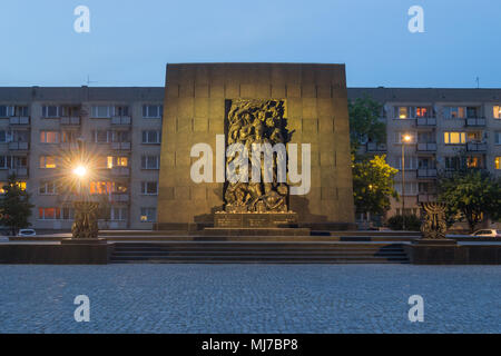 Warschau, Polen - 03.Mai 2108: Außenfassade des Museums der Geschichte der Polnischen Juden in der Dämmerung, Stockfoto