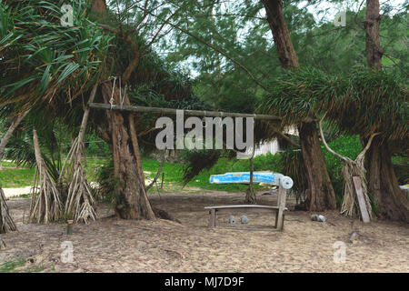 Amateur open air Gym am Strand unter Palmen mit Sitzbank und Hanteln. Kambodscha, Koh Rong Sanloem Insel. Stockfoto