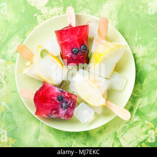 Sommer Eis mit dem Geschmack von Waldbeeren und Zitrone Stockfoto