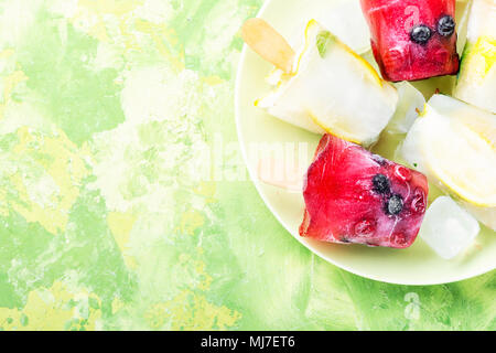Sommer Eis mit dem Geschmack von Waldbeeren und Zitrone Stockfoto