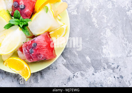 Sommer Eis mit dem Geschmack von Waldbeeren und Vanille Zitrone. Stockfoto