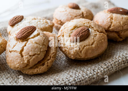 Türkische Almond Cookies auf Sack/Acibadem Kurabiyesi. Bäckerei Konzept Stockfoto