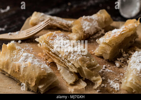 Kurdische Gebäck mit weißer Zucker/Kurt Boregi auf Holz- Oberfläche Stockfoto