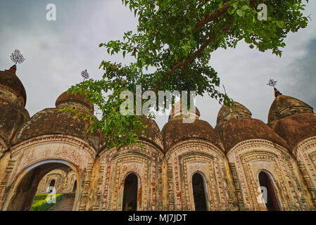 Äußeren Kreis mit Nava Kailash (108 Shiva Tempel) Ambika Kalna, West Bengal, Indien Stockfoto