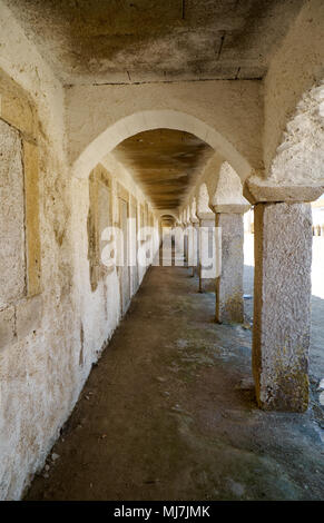 Ein Kloster mit Zellen der Pilger in der Kirche Nossa Senhora Cabo am Kap Espichel in Sesimbra, Portugal Stockfoto