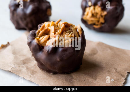 Schokokugeln mit Haselnuss Stücke. Dessert Konzept. Stockfoto