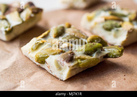 Weiße Schokolade mit Pistazien. Dessert Konzept. Stockfoto