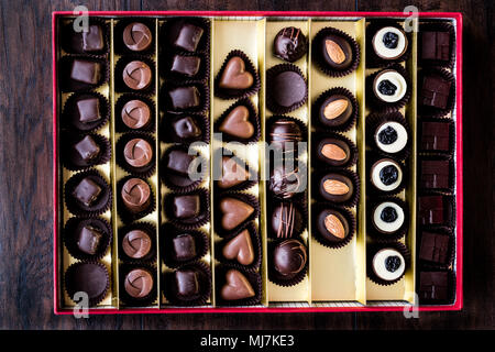 Eine Auswahl an Pralinen in Feld (Auswahl) Stockfoto