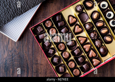 Eine Auswahl an Pralinen in Feld (Auswahl) Stockfoto