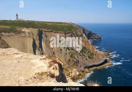 Die Aussicht auf einen großen Kalkfelsen über Praia do Cavalo oder Pferde Strand und Leuchtturm am Kap Espichel. Sesimbra. Portugal Stockfoto