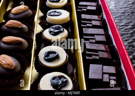 Eine Auswahl an Pralinen in Feld (Auswahl) Stockfoto