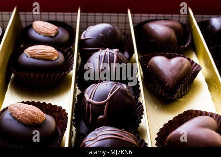 Eine Auswahl an Pralinen in Feld (Auswahl) Stockfoto