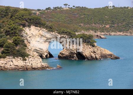 Nationalpark Gargano in Italien - Bogen von San Felice (Arco San Felice). Stockfoto