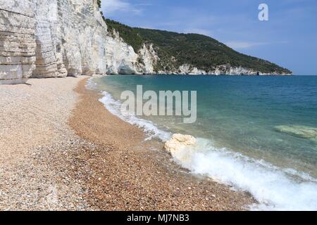 Nationalpark Gargano in Italien - Vignanotica Strand Landschaft. Stockfoto