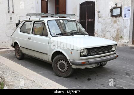 Apulien, Italien - 6. JUNI 2017: Fiat 127 youngtimer Limousine Auto in Italien geparkt. Es gibt 41 Millionen Kraftfahrzeuge in Italien zugelassen. Stockfoto