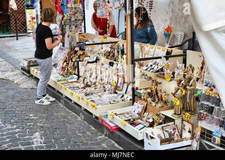 MONTE SANT ANGELO, ITALIEN - Juni 6, 2017: die Menschen kaufen religiöse Souvenirs in Monte Sant Angelo, Italien. Das Heiligtum Stadt ist Teil des UNESCO-Herit Stockfoto